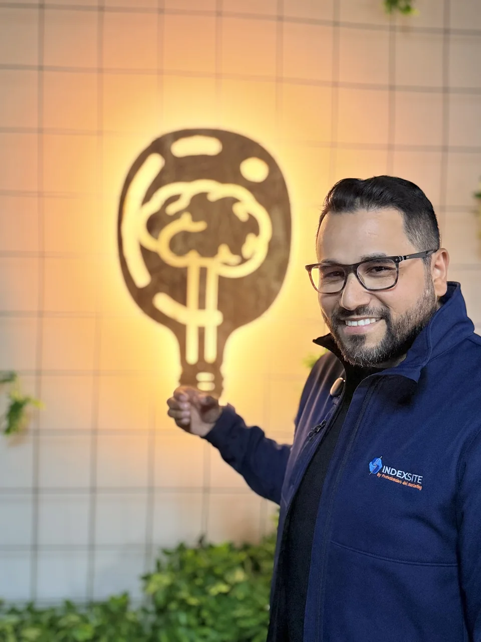 Roger Ruiz junto al bombillo que representa su propio ecosistema digital