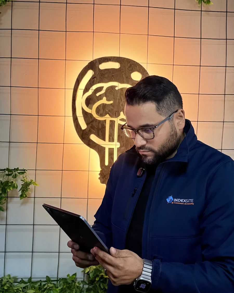 Roger Ruiz revisando el trabajo de un cliente en su iPad