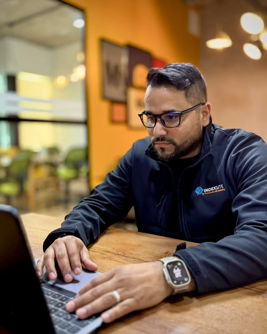 Roger Ruiz trabajando en su oficina en Ciudad de Panamá
