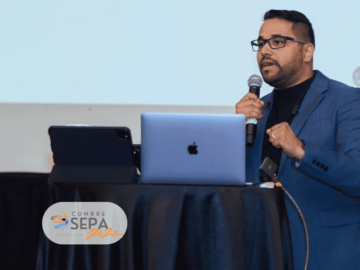 Roger Ruiz hablando sobre SEO en la Cumbre SEPA en Panamá