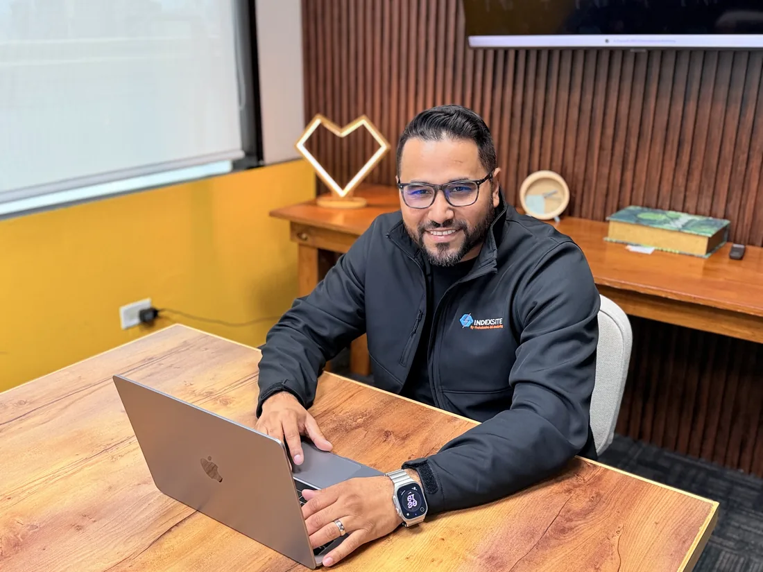 Roger Ruiz en su oficina, listo para revisar un proceso de ventas