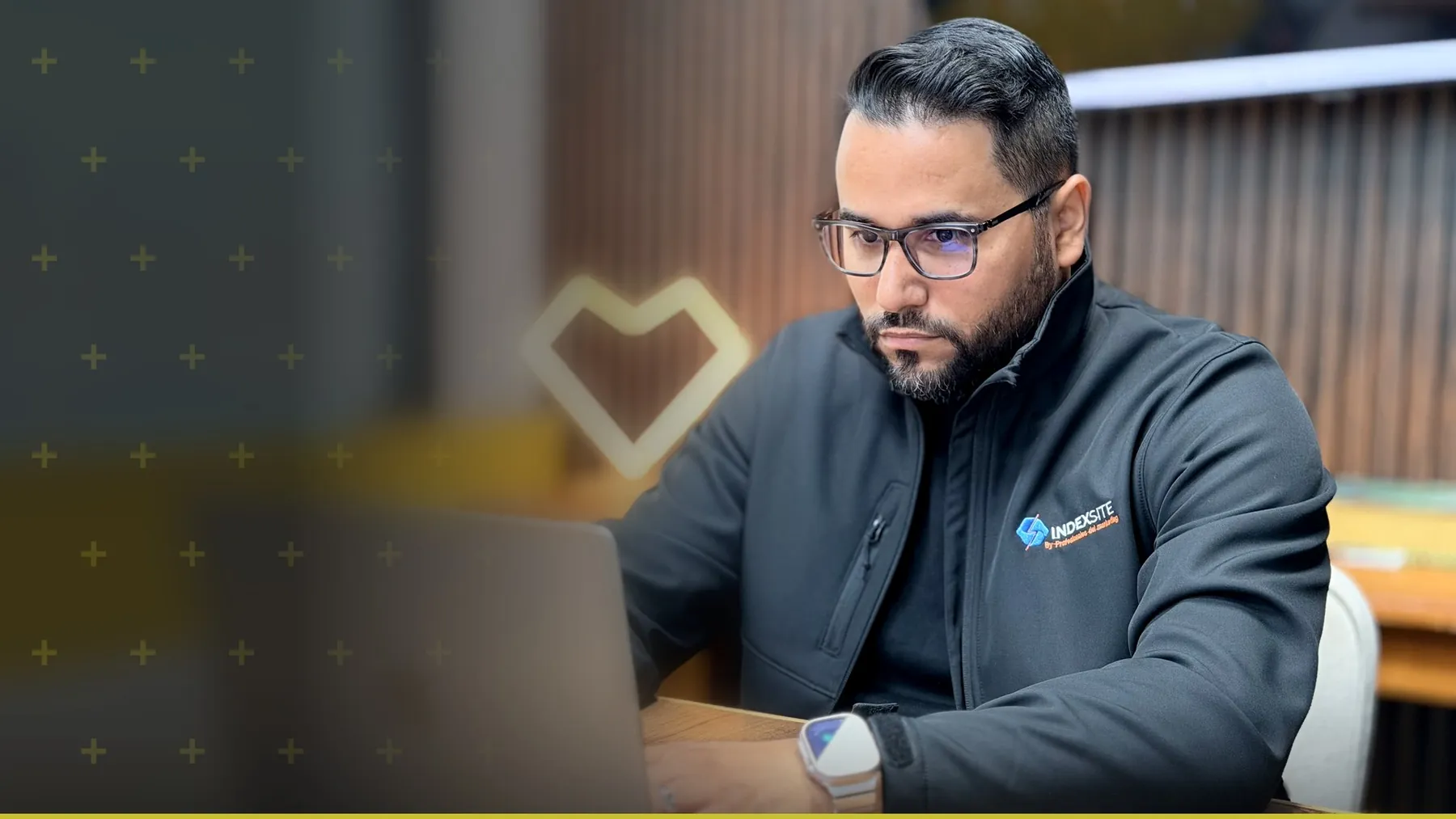 Roger Ruiz trabajando en su computadora